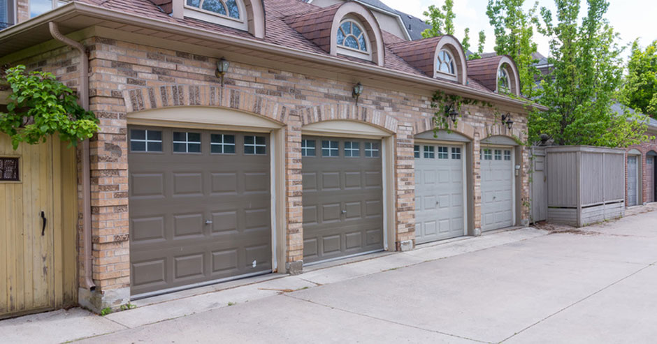 Broken garage door repair  Puyallup